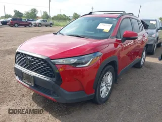 2023 Toyota Corolla Cross LE z VIN 7MUCAAAG4PV047301, wystawiony jako IAAI lot #42107515 z przebiegiem 27 137 mil mil oraz . Historia ofert i sprzedaży dostępna na DreamBid. Obrazek 2.