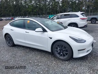 2022 Tesla Model 3 Long Range z VIN 5YJ3E1EB7NF256997, wystawiony jako IAAI lot #42271174 z przebiegiem 32 694 mil mil oraz . Historia ofert i sprzedaży dostępna na DreamBid. Obrazek 1.