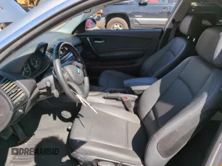 2009 BMW 1 Series 128i z VIN WBAUP73589VK75593, wystawiony jako Copart lot #54456155 z przebiegiem 127 576 mil mil oraz Szkoda całkowita • Salvage title. Historia ofert i sprzedaży dostępna na DreamBid. Obrazek 7.