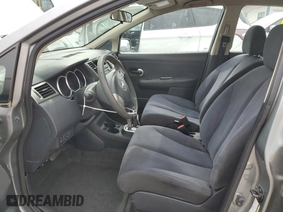 2009 Nissan Versa S z VIN 3N1BC13E59L355648, wystawiony jako Copart lot #57396955 z przebiegiem 67 768 mil mil oraz Szkoda całkowita • Salvage title. Historia ofert i sprzedaży dostępna na DreamBid. Obrazek 7.