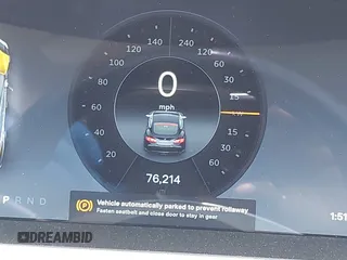 2013 Tesla Model S z VIN 5YJSA1CG0DFP17932, wystawiony jako IAAI lot #42212413 z przebiegiem 76 214 mil mil oraz . Historia ofert i sprzedaży dostępna na DreamBid. Obrazek 7.