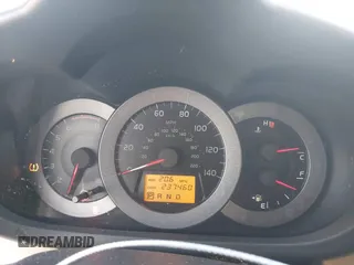 2010 Toyota RAV4 z VIN JTMZF4DV2AD017346, wystawiony jako IAAI lot #42641598 z przebiegiem 237 460 mil mil oraz . Historia ofert i sprzedaży dostępna na DreamBid. Obrazek 7.