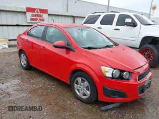 2013 Chevrolet Sonic LS z VIN 1G1JA5SH8D4211908, wystawiony jako IAAI lot #42488222 z przebiegiem 133 165 mil mil oraz . Historia ofert i sprzedaży dostępna na DreamBid. Obrazek 1.
