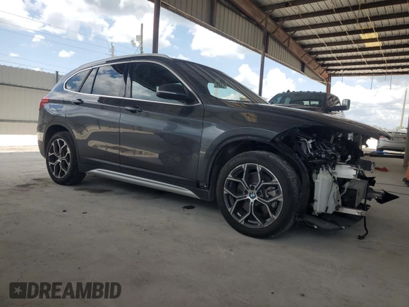 2022 BMW X1 xDrive28i z VIN WBXJG9C05N5U77973, wystawiony jako Copart lot #56828995 z przebiegiem 14 448 mil mil oraz Szkoda całkowita • Salvage title. Historia ofert i sprzedaży dostępna na DreamBid. Obrazek 4.