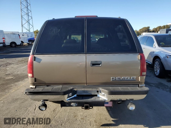 1996 Chevrolet Suburban z VIN 3GNGK26JXTG107228, wystawiony jako Copart lot #44741195 z przebiegiem 172 053 mil mil oraz Czysty tytuł • Clean title. Historia ofert i sprzedaży dostępna na DreamBid. Obrazek 6.