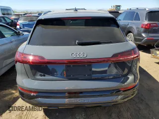 2024 Audi Q8 e-tron Premium Plus z VIN WA15AAGE0RB029861, wystawiony jako Copart lot #72717464 z przebiegiem 13 400 mil mil oraz Szkody całkowita. Historia ofert i sprzedaży dostępna na DreamBid. Obrazek 6.