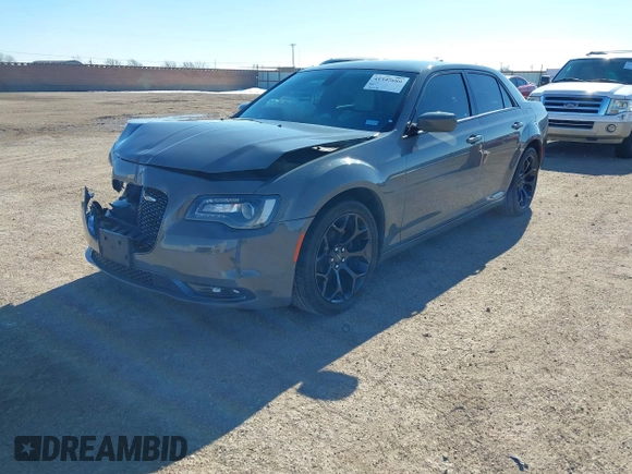 2019 Chrysler 300 S z VIN 2C3CCABG8KH538131, wystawiony jako IAAI lot #41342680 z przebiegiem 85 878 mil mil oraz . Historia ofert i sprzedaży dostępna na DreamBid. Obrazek 17.