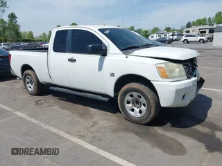 2004 Nissan Titan SE z VIN 1N6AA06A74N552182, wystawiony jako IAAI lot #42037098 z przebiegiem 210 520 mil mil oraz . Historia ofert i sprzedaży dostępna na DreamBid. Obrazek 1.