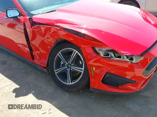 2024 Ford Mustang EcoBoost z VIN 1FA6P8TH8R5146979, wystawiony jako IAAI lot #42017450 z przebiegiem 6 253 mil mil oraz . Historia ofert i sprzedaży dostępna na DreamBid. Obrazek 6.