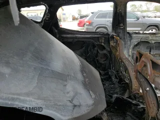 2017 Hyundai Santa Fe 2.4L z VIN 5NMZUDLB0HH042101, wystawiony jako Copart lot #55058145 z przebiegiem Nie podano mil oraz Szkoda całkowita • Salvage title. Historia ofert i sprzedaży dostępna na DreamBid. Obrazek 10.