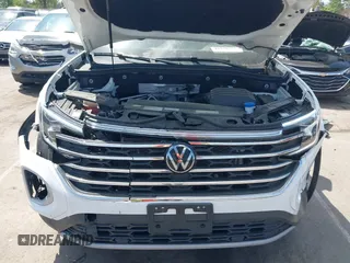 2024 Volkswagen Atlas SE z VIN 1V2HR2CA7RC532493, wystawiony jako IAAI lot #41970251 z przebiegiem 32 124 mil mil oraz . Historia ofert i sprzedaży dostępna na DreamBid. Obrazek 10.