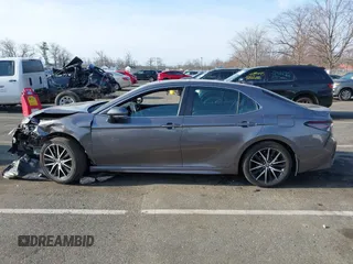 2023 Toyota Camry SE z VIN 4T1G11BK7PU077382, wystawiony jako IAAI lot #41785765 z przebiegiem 34 953 mil mil oraz . Historia ofert i sprzedaży dostępna na DreamBid. Obrazek 14.