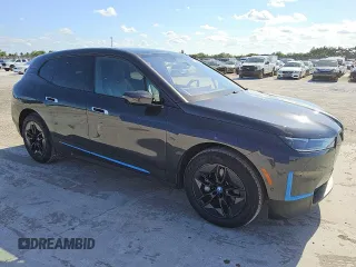 2024 BMW iX xDrive50 z VIN WB523CF05RCS00114, wystawiony jako Copart lot #56997255 z przebiegiem 12 548 mil mil oraz Tytuł czysty. Historia ofert i sprzedaży dostępna na DreamBid. Obrazek 4.