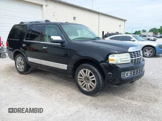 2008 Lincoln Navigator z VIN 5LMFU27538LJ21670, wystawiony jako IAAI lot #42279965 z przebiegiem 278 169 mil mil oraz . Historia ofert i sprzedaży dostępna na DreamBid. Obrazek 1.