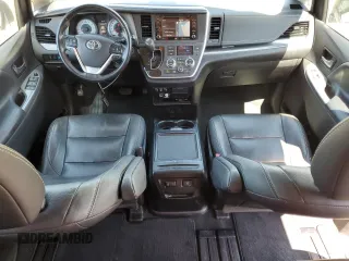 2020 Toyota Sienna SE z VIN 5TDXZ3DC6LS035136, wystawiony jako Copart lot #50648835 z przebiegiem 83 752 mil mil oraz Szkoda całkowita • Salvage title. Historia ofert i sprzedaży dostępna na DreamBid. Obrazek 8.