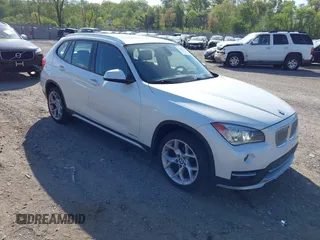 2015 BMW X1 xDrive28i z VIN WBAVL1C56FVY37452, wystawiony jako IAAI lot #42159918 z przebiegiem 70 044 mil mil oraz . Historia ofert i sprzedaży dostępna na DreamBid. Obrazek 1.