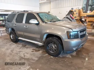 2009 Chevrolet Tahoe 2LT z VIN 1GNFK23029R261576, wystawiony jako IAAI lot #41255941 z przebiegiem 202 973 mil mil oraz . Historia ofert i sprzedaży dostępna na DreamBid. Obrazek 1.