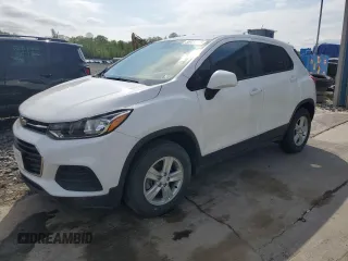 2020 Chevrolet Trax LS z VIN 3GNCJNSB4LL160869, wystawiony jako Copart lot #56024725 z przebiegiem 66 137 mil mil oraz Szkoda całkowita • Salvage title. Historia ofert i sprzedaży dostępna na DreamBid. Obrazek 1.