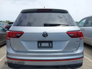 2022 Volkswagen Tiguan SE R-Line Black z VIN 3VV8B7AX9NM093043, wystawiony jako IAAI lot #42290191 z przebiegiem 55 136 mil mil oraz . Historia ofert i sprzedaży dostępna na DreamBid. Obrazek 16.