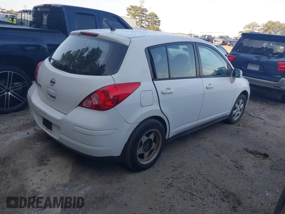 2011 Nissan Versa S z VIN 3N1BC1CP7BL442992, wystawiony jako IAAI lot #42184608 z przebiegiem 175 794 mil mil oraz . Historia ofert i sprzedaży dostępna na DreamBid. Obrazek 4.
