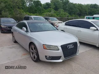 2012 Audi A5 Premium Plus z VIN WAULFAFR5CA026614, wystawiony jako IAAI lot #42081312 z przebiegiem 165 363 mil mil oraz . Historia ofert i sprzedaży dostępna na DreamBid. Obrazek 1.