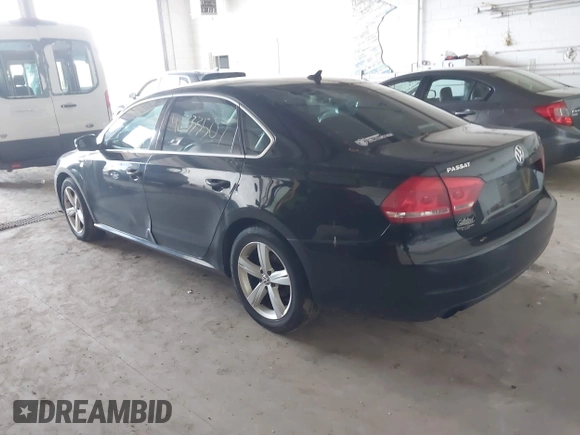 2015 Volkswagen Passat Limited Edition Edition z VIN 1VWAT7A36FC103702, wystawiony jako IAAI lot #42333507 z przebiegiem 174 729 mil mil oraz . Historia ofert i sprzedaży dostępna na DreamBid. Obrazek 3.
