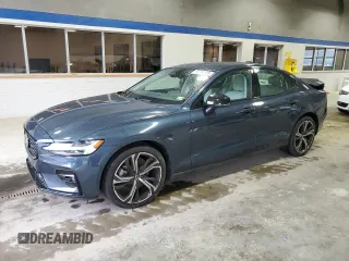2024 Volvo S60 Plus Dark Theme z VIN 7JRL12FL7RG314435, wystawiony jako Copart lot #52197045 z przebiegiem 6 664 mil mil oraz Szkoda całkowita • Salvage title. Historia ofert i sprzedaży dostępna na DreamBid. Obrazek 1.