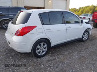 2009 Nissan Versa S z VIN 3N1BC13E69L401312, wystawiony jako IAAI lot #42317938 z przebiegiem 86 095 mil mil oraz . Historia ofert i sprzedaży dostępna na DreamBid. Obrazek 4.