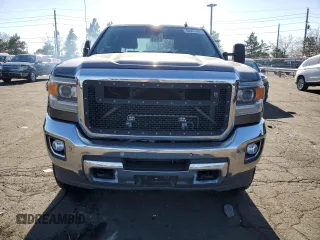 2015 GMC Sierra 3500HD SLT z VIN 1GT423E88FF189157, wystawiony jako Copart lot #84967694 z przebiegiem 137 147 mil mil oraz Czysty tytuł • Clean title. Historia ofert i sprzedaży dostępna na DreamBid. Obrazek 5.