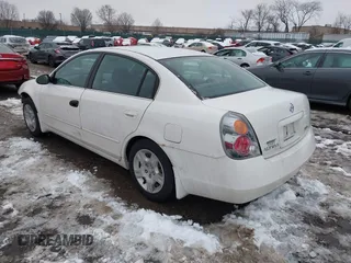 2004 Nissan Altima S with VIN 1N4AL11D64C137926, listed as a IAAI auction lot 41571445 with 124,147 mi miles. Bid and sale history available at carsss.com. Image 3.