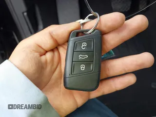 2020 Volkswagen Atlas SE z VIN 1V2DP2CA4LC500273, wystawiony jako IAAI lot #42364554 z przebiegiem 133 682 mil mil oraz . Historia ofert i sprzedaży dostępna na DreamBid. Obrazek 11.
