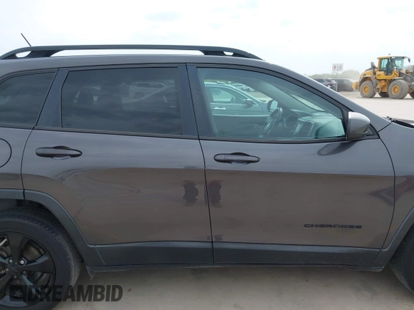 2018 Jeep Cherokee Latitude Tech Connect z VIN 1C4PJLCB1JD553079, wystawiony jako IAAI lot #42068048 z przebiegiem 90 656 mil mil oraz . Historia ofert i sprzedaży dostępna na DreamBid. Obrazek 13.