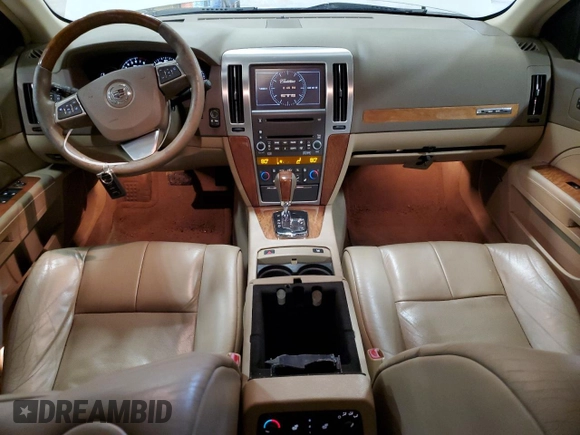 2010 Cadillac STS AWD z VIN 1G6DU6EV0A0106434, wystawiony jako Copart lot #52439915 z przebiegiem 90 187 mil mil oraz Czysty tytuł • Clean title. Historia ofert i sprzedaży dostępna na DreamBid. Obrazek 8.