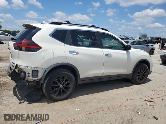 2018 Nissan Rogue SV z VIN 5N1AT2MVXJC725095, wystawiony jako Copart lot #55601775 z przebiegiem 108 581 mil mil oraz Szkoda całkowita • Salvage title. Historia ofert i sprzedaży dostępna na DreamBid. Obrazek 3.