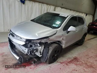 2020 Chevrolet Trax LS z VIN KL7CJKSB8LB325294, wystawiony jako Copart lot #56327045 z przebiegiem 68 190 mil mil oraz Szkoda całkowita • Salvage title. Historia ofert i sprzedaży dostępna na DreamBid. Obrazek 1.