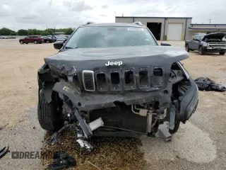 2019 Jeep Cherokee Latitude z VIN 1C4PJLCBXKD149943, wystawiony jako Copart lot #54366825 z przebiegiem 137 269 mil mil oraz Szkoda całkowita • Salvage title. Historia ofert i sprzedaży dostępna na DreamBid. Obrazek 5.