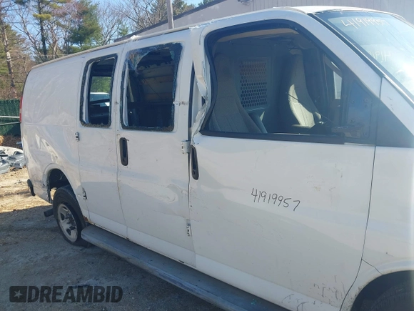 2016 GMC Savana Cargo with VIN 1GTW7AFFXG1904336, listed as a IAAI auction lot 41919957 with 330,932 mi miles. Bid and sale history available at carsss.com. Image 6.