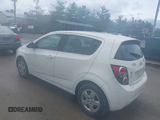 2013 Chevrolet Sonic LS z VIN 1G1JA6SH4D4196880, wystawiony jako IAAI lot #41474811 z przebiegiem 145 679 mil mil oraz . Historia ofert i sprzedaży dostępna na DreamBid. Obrazek 3.
