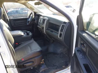 2023 Ram 1500 Tradesman z VIN 1C6RR6FG0PS522900, wystawiony jako IAAI lot #41573571 z przebiegiem 45 128 mil mil oraz . Historia ofert i sprzedaży dostępna na DreamBid. Obrazek 5.