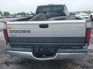 1999 Dodge 1500 z VIN 1B7HC13Z2XJ568376, wystawiony jako IAAI lot #42208937 z przebiegiem 232 834 mil mil oraz . Historia ofert i sprzedaży dostępna na DreamBid. Obrazek 17.