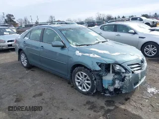 2011 Toyota Camry LE z VIN 4T1BF3EK9BU737384, wystawiony jako IAAI lot #41374691 z przebiegiem 123 428 mil mil oraz . Historia ofert i sprzedaży dostępna na DreamBid. Obrazek 1.