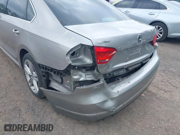 2014 Volkswagen Passat SE z VIN 1VWBN7A36EC045247, wystawiony jako IAAI lot #42295047 z przebiegiem 118 431 mil mil oraz . Historia ofert i sprzedaży dostępna na DreamBid. Obrazek 6.