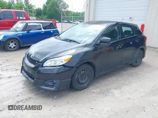 2009 Toyota Matrix S z VIN 2T1KE40E59C013004, wystawiony jako IAAI lot #42113274 z przebiegiem 228 031 mil mil oraz . Historia ofert i sprzedaży dostępna na DreamBid. Obrazek 2.
