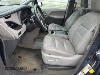 2017 Toyota Sienna XLE Auto Access Seat z VIN 5TDYZ3DC2HS836433, wystawiony jako Copart lot #57612545 z przebiegiem 263 759 mil mil oraz Szkody całkowita. Historia ofert i sprzedaży dostępna na DreamBid. Obrazek 7.