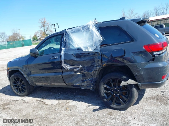 2018 Jeep Grand Cherokee Laredo E with VIN 1C4RJFAG2JC420927, listed as a IAAI auction lot 41962579 with 90,898 mi miles. Bid and sale history available at carsss.com. Image 15.