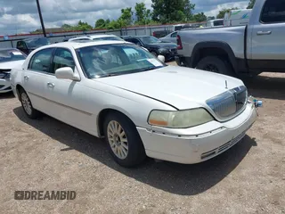 2003 Lincoln Town Car Cartier z VIN 1LNHM83W63Y620360, wystawiony jako IAAI lot #42351717 z przebiegiem Nie podano mil oraz . Historia ofert i sprzedaży dostępna na DreamBid. Obrazek 1.