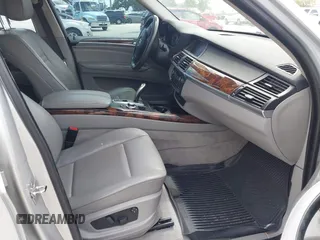 2008 BMW X5 3.0si z VIN 5UXFE43508L036578, wystawiony jako IAAI lot #41942235 z przebiegiem 146 742 mil mil oraz . Historia ofert i sprzedaży dostępna na DreamBid. Obrazek 5.