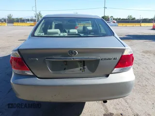 2005 Toyota Camry LE z VIN 4T1BE30K65U543152, wystawiony jako IAAI lot #42183864 z przebiegiem 228 285 mil mil oraz . Historia ofert i sprzedaży dostępna na DreamBid. Obrazek 16.