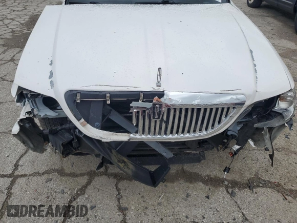 2008 Lincoln Town Car Limited z VIN 2LNHM82V98X636942, wystawiony jako Copart lot #57791415 z przebiegiem 132 930 mil mil oraz Szkoda całkowita • Salvage title. Historia ofert i sprzedaży dostępna na DreamBid. Obrazek 11.