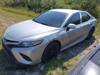 2018 Toyota Camry LE z VIN 4T1B11HK8JU155953, wystawiony jako IAAI lot #40609365 z przebiegiem 53 296 mil mil oraz . Historia ofert i sprzedaży dostępna na DreamBid. Obrazek 2.
